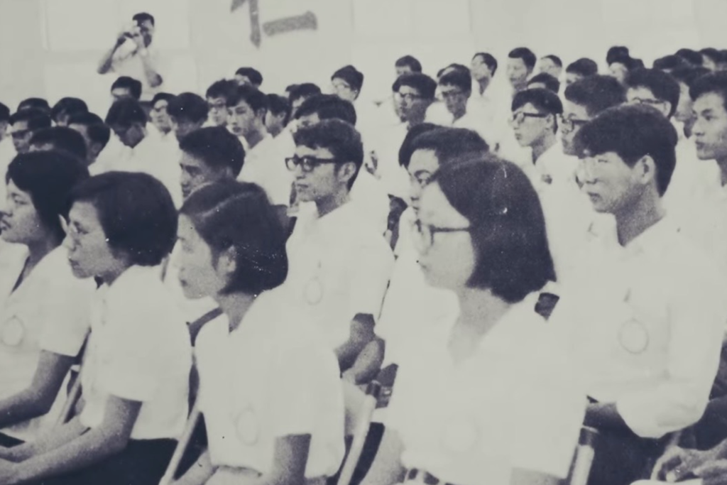 Members of National Yang-Ming Medical College’s inaugural class attend the university’s opening ceremony in 1975. The first cohort comprised 120 government-sponsored medical students.