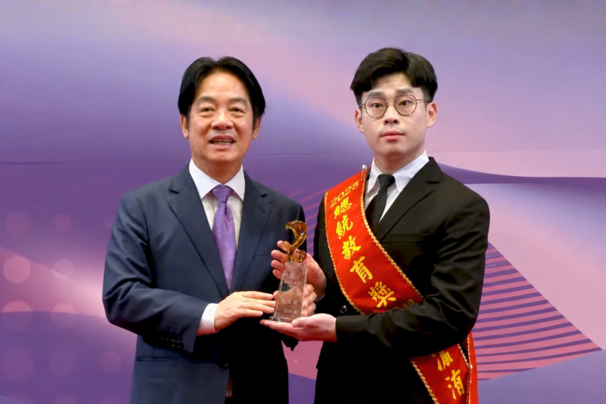 NYCU doctoral student Hsu Hung-wei receives the Presidential Education Award.